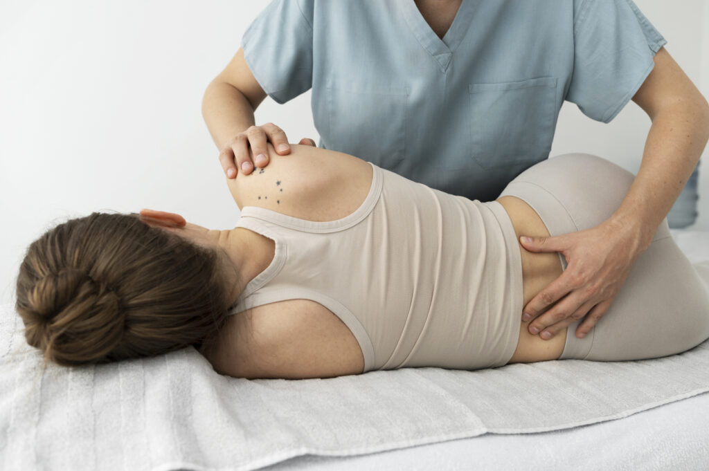 Physiothérapeute à domicile à Lausanne en thérapie manuelle sur son patient